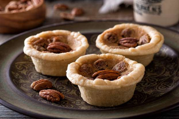 Bánh bơ (Canada): Đây là một món ăn phổ biến ở Canada, về cơ bản là một loại bánh ngọt có nhân bơ, đường và trứng. Một số người thích thêm nho khô, quả óc chó hoặc quả hồ đào.