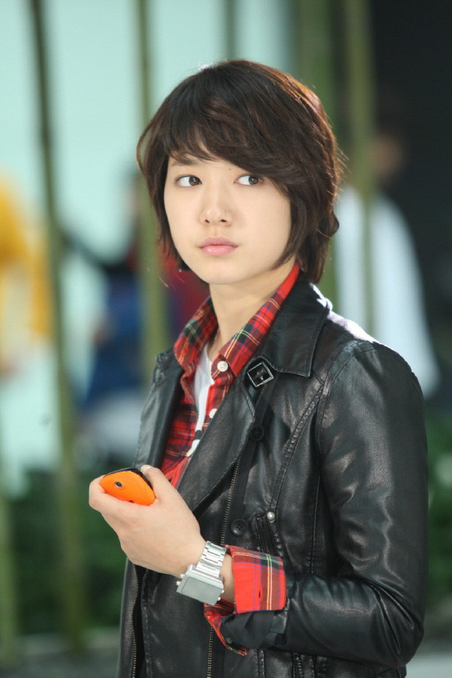 Park Shin Hye đã tạo nên trào lưu tóc tém tỉa layer cực hot qua vai diễn Go Mi Nam cá tính trong phim You're beautiful.