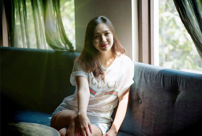 Khi đi chơi, cô thường xuyên diện áo phông và quần jean ngắn.