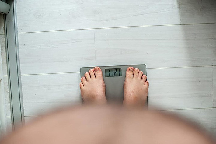 Giảm hoặc tăng cân không có lý do: Do cơ thể mất khả năng hấp thụ glucose và đi tiểu thường xuyên, bệnh nhân đái tháo đường dễ bị sụt cân nhanh chóng. Tuy nhiên, trong một số trường hợp sẽ gây phản ứng ngược lại, tăng cảm giác thèm ăn và gây tăng cân.