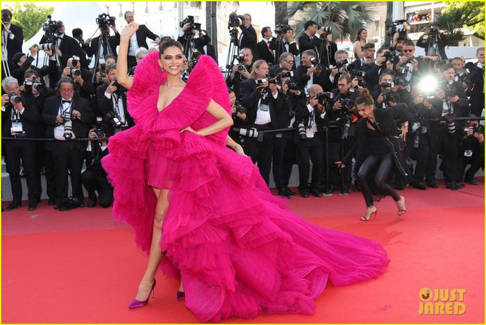 Nữ diễn viên nổi tiếng Ấn Độ Deepika Padukone gây chú ý khi diện mẫu thiết kế dáng mullet, được tạo nên bằng những lớp bèo nhún cầu kỳ, tỉ mỉ của Ashi Studio ở sự kiện công chiếu phim Ash Is The Purest White.