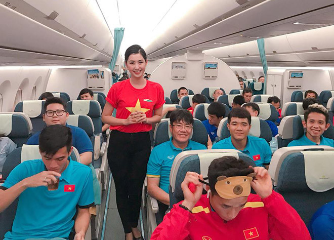 Tháng 9 vừa qua, cô vinh dự được chọn làm gương mặt đại diện hình ảnh cho hãng, xuất hiện trên nhiều ấn phẩm truyền thông. Không chỉ xinh đẹp, cô nàng sinh năm 1995 còn sở hữu gu thời trang sành điệu và hiện đại.