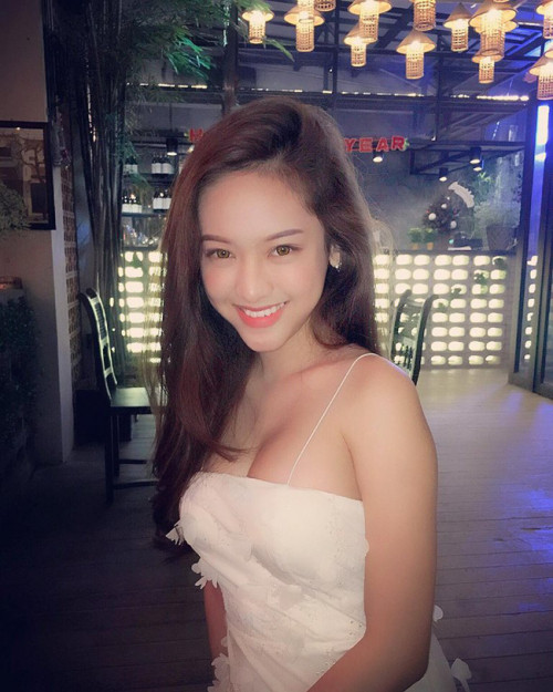 Những trang phục hở bạo mà cô diện đều phô diễn thân hình cùng vòng 1 nóng bỏng.