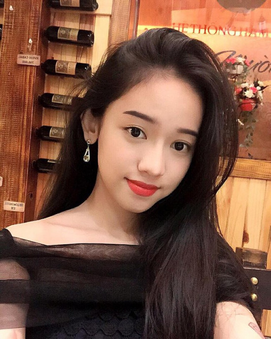 Cô nàng bắt đầu thực hiện ca phẫu thuật tiếp theo đế biến bản thân trở nên gợi cảm và sắc sảo hơn. Gu thời trang của Thúy Vi cũng dần thay đổi theo chiều hướng gợi cảm “quá đà”.