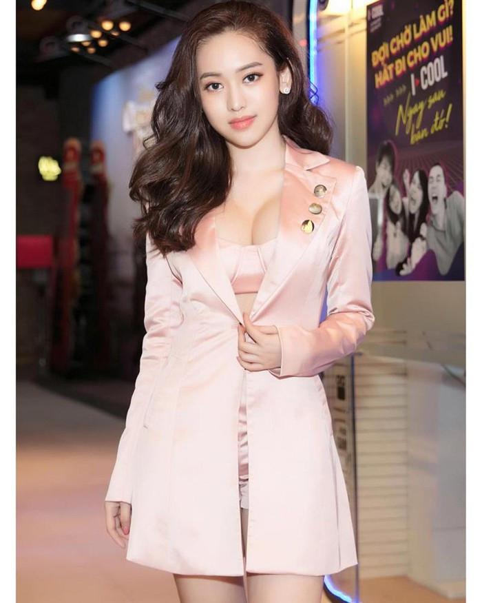 Từ gu thời trang đời thường đến đi sự kiện, Thúy Vi vẫn một mực trung thành với váy áo ngắn cũn cỡn, khoe da thịt.