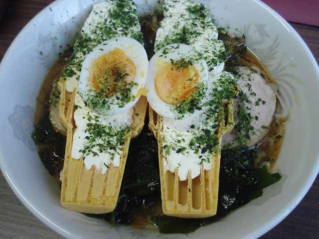 Tô mì ramen đặc biệt này được bày trí khá đẹp mắt và lạ độc thu hút rất nhiều người tìm đến thưởng thức.