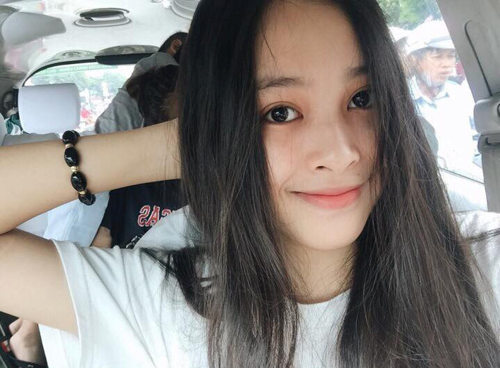 Không chỉ lộng lẫy trên sân khấu, hoa hậu sinh năm 2000 này cũng rất xinh đẹp khi để mặt mộc ở đời thường.