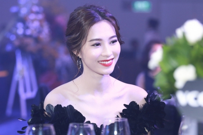 Hoa hậu Đặng Thu Thảo với biệt danh "thần tiên tỷ tỷ" sở hữu nét đẹp dịu dàng, đậm chất Á Đông.