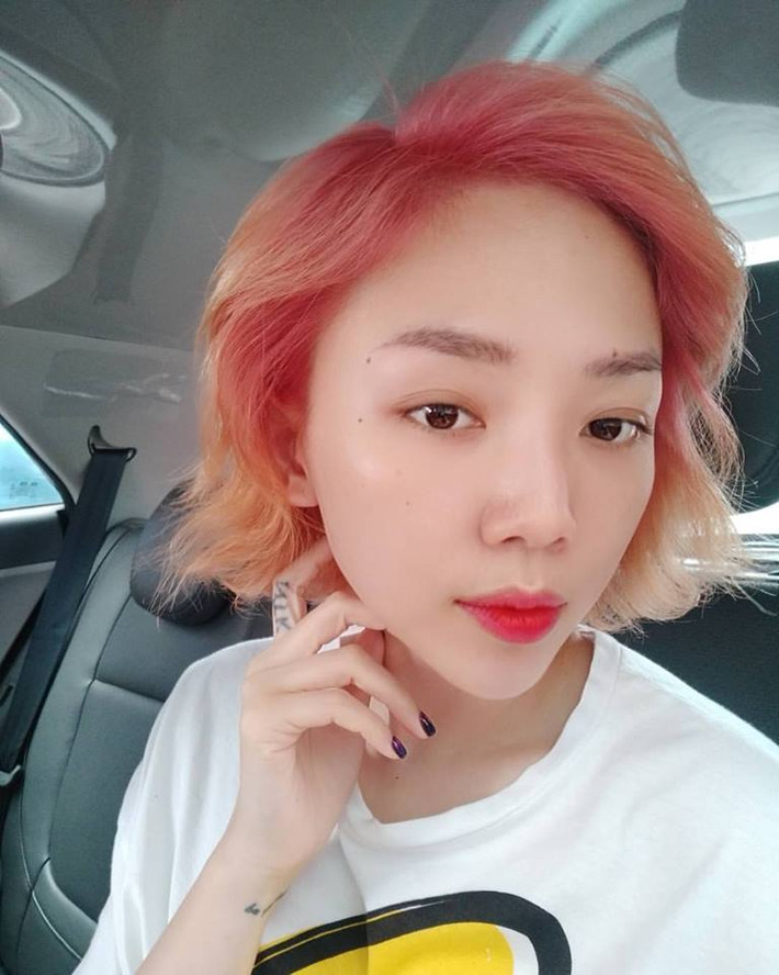 Cô nàng cũng không bỏ qua mốt tóc nhuộm hồng đỏ nổi bật.