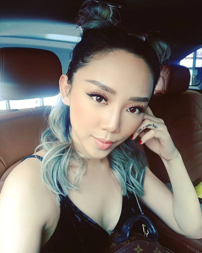 Tóc Tiên từng để tóc ombre xanh khói cá tính.