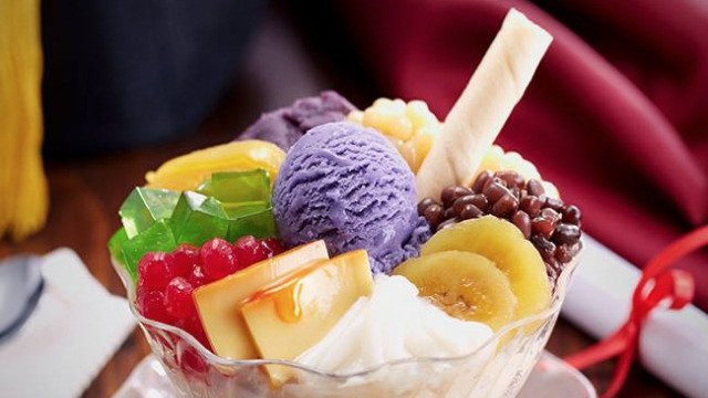 Halo Halo được làm từ sự trộn lẫn các nguyên liệu như kem lạnh, thạch dừa, các loại đậu, hạt trân châu, thạch rau câu, chuối, khoai lang, dừa, khoai lang tím, mứt, sữa, flan, các loại trái cây... Vào những ngày trời nắng nóng thì thưởng thức một cốc Halo Halo quá tuyệt vời.