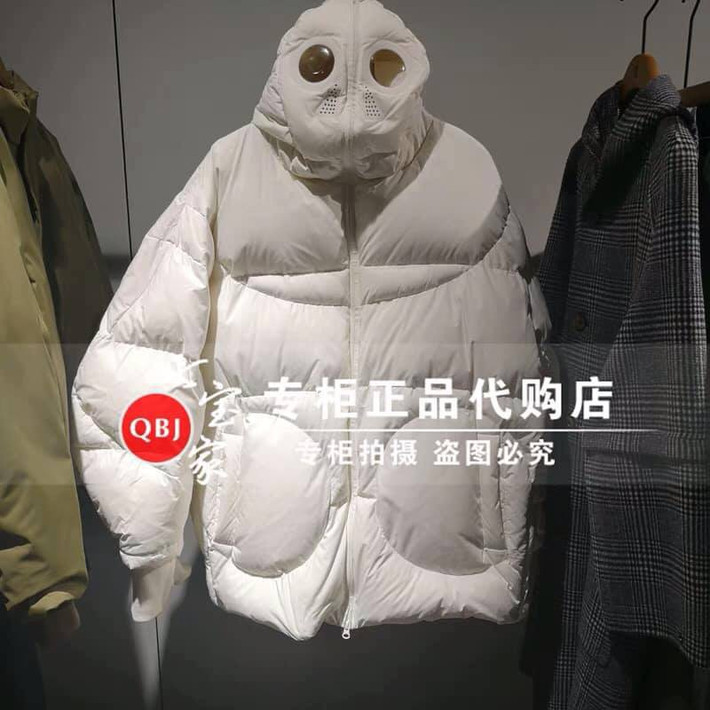 Chiếc áo này được cho là có bắt nguồn từ Trung Quốc. Khảo sát trên taobao - sàn thương mại điện tử lớn của Trung Quốc của WeBuy cho thấy, mẫu áo này có giá rẻ nhất 1,15 triệu đồng, những gian hàng uy tín còn bán phiên bản “chất” với giá tận gần 7 triệu đồng.