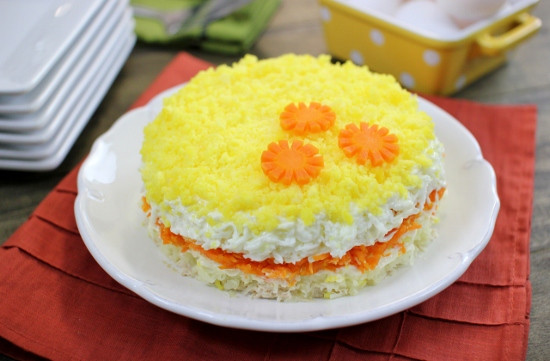 Salad Mimosa được chế biến đơn giản bằng việc trộn bất kỳ loại cá đóng hộp nào như cá thu hay cá mòi, cùng trứng luộc, hành tây, cà rốt và mayonnaise. Ảnh: Internet.