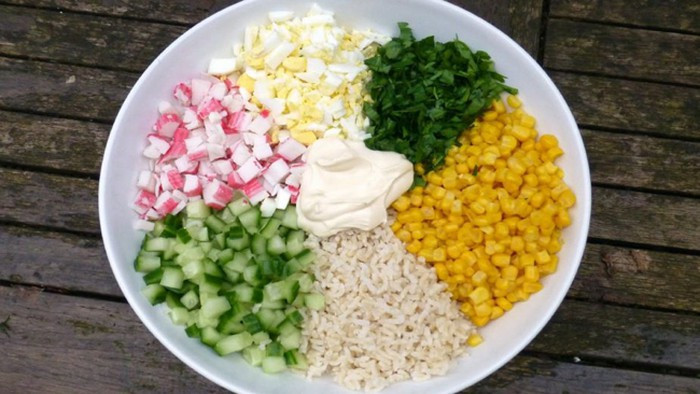 Salad thịt cua là món ăn dễ chế biến và thường được xuất hiện trong bàn tiệc của các dịp lễ hay hội ở Nga.