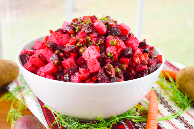 Salad Vinegret được chế biến thường có các thành phần chính là củ cải đường, dưa chuột và đậu và khoai tây.
