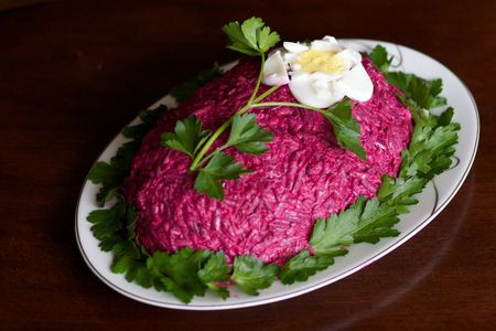 Salad cá trích đơn giản là một món ăn kết hợp nhiều thành phần như cá trích cùng một số rau củ như khoai tây, cà rốt, củ cải đường cùng với lòng đỏ trứng. Tất cả được xếp thành từng lớp phủ lên nhau trông giống như một chiếc bánh.
