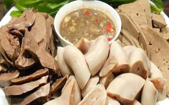 Nội tạng động vật: Mặc dù đây là món nhậu khoái khẩu của nhiều quý ông nhưng thực tế các chuyên gia dinh dưỡng lại cho rằng món ăn này ảnh hưởng không nhỏ tới khả năng “chuyện ấy”. Ăn nhiều nội tạng động vật như lòng, dạ dày, gan luộc...là nguyên nhân gây ra yếu sinh lý nam vì chúng làm giảm chất lượng tinh trùng.