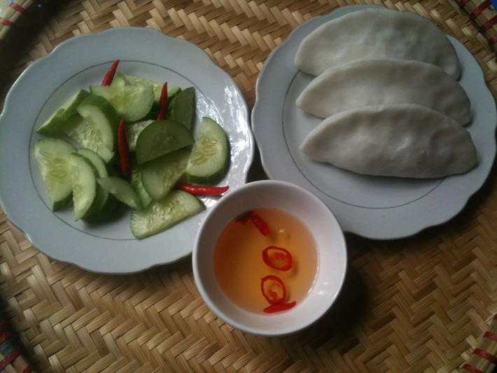 Món bánh tai: Đặc sản Phú Thọ này ban đầu còn được gọi là bánh hòn tai, bánh nặn như hình con trai trai. Sau đó được gọi tắt là bánh tai vẫn kiểu dáng giống hình con trai nhưng dài hơn và nặn mỏng hơn cong cong như hình cái tai. Nguyên liệu để làm món bánh tai rất đơn giản, chỉ cần gạo tẻ, thịt lợn và gia vị là có thể làm được. Ảnh: Internet.