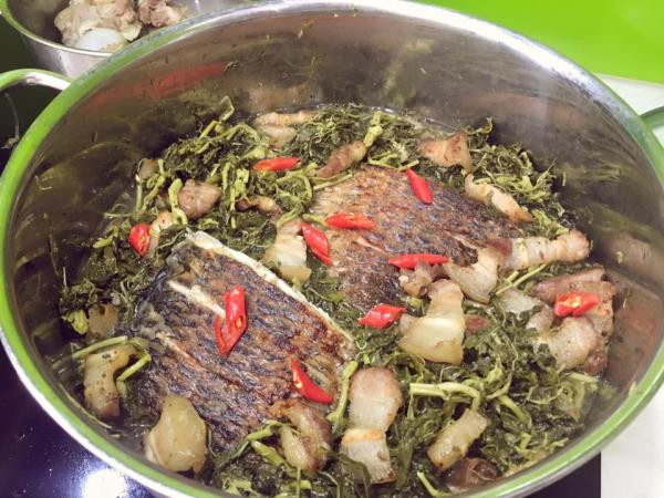 Rau sắn muối: Búp sắn non được ngâm nước cho bớt nhựa rồi vò nát, trộn thêm chút muối rồi đem bỏ vào vại ủ chua khoảng 4-5 ngày. Rau sắn muối được ăn kèm với các món khác, đem xào hoặc nấu cá đều rất ngon. Ảnh: Tintuc.vn.