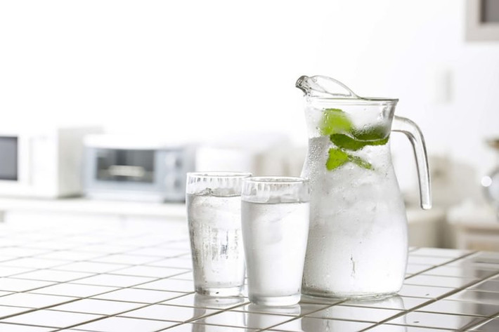 Nước có lợi cho sức khỏe và cần thiết cho tất cả hoạt động cơ thể bao gồm cả mật. Mất nước, thiếu nước có thể khiến dịch mật trở nên đặc hơn, làm tăng nguy cơ hình thành sỏi mật.