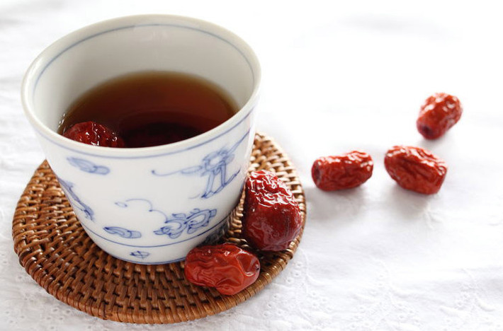 Trà daechu (táo tàu khô) thường là sự lựa chọn số một khi bạn thưởng thức cùng với gà hầm, hay thậm chí là bánh gạo. Daechu là một trong những loại trà truyền thống của người Hàn Quốc nên bạn có thể tìm thấy chúng ở nhiều cửa hàng trà Hàn Quốc hoặc thậm chí là những gói trà có sẵn được bán tại các siêu thị.