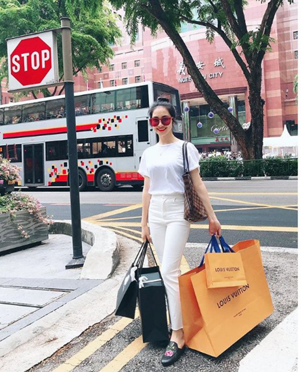 Nữ ca sĩ cũng khá chịu chi cho những món đồ hàng hiệu hot trend để bắt kịp xu hướng thời trang.