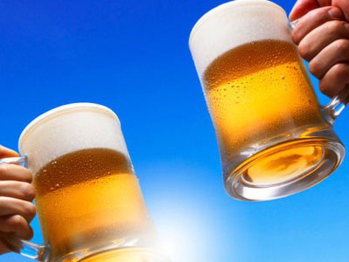 Uống nhiều rượu bia chính là nguyên nhân gây tổn hại cho gan nghiêm trọng. Thực tế đã chứng minh tỉ lệ những người mắc bệnh về gan và thận do uống rượu bia cao gấp 4 - 5 lần so với những người bình thường khác. Ảnh: Internet.