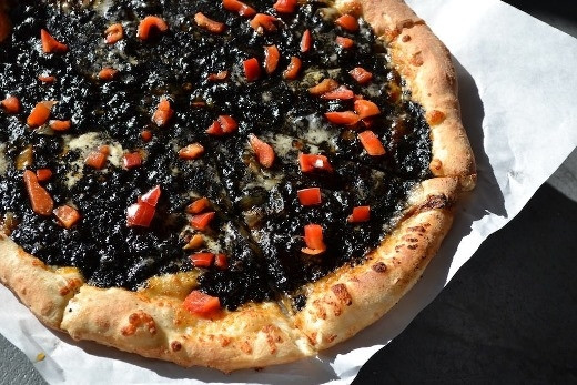 Pizza mực đen rất được yêu thích ở Nhật Bản vì sự kì lạ nhưng nó cũng không kém phần ngon miệng. Mực của con mực được chế biết chung với 4 loại sốt phô mai, cà chua và rau thơm nên tuy nhìn có màu không hấp dẫn nhưng nó lại cực kì ngon đấy. Ảnh: Internet.