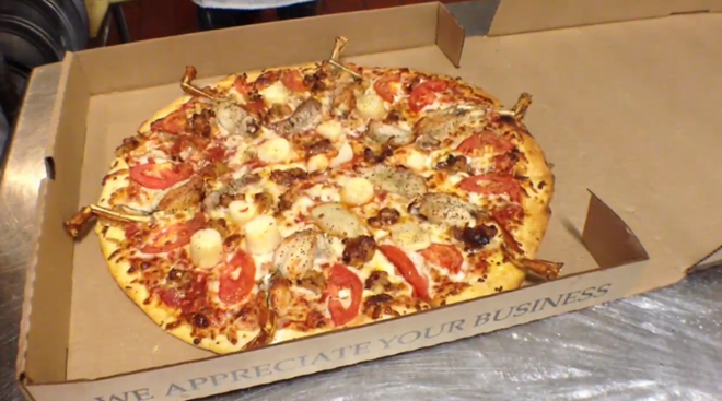 Pizza nhân cá sấu (Mỹ): Nhân của loại bánh pizza này gồm thịt cá sấu, thịt trăn và ếch bỏ phần đầu. Đây là món ăn độc đáo, giá tương đối rẻ, thích hợp với những người muốn thử vị mới. Ảnh: The Richest.