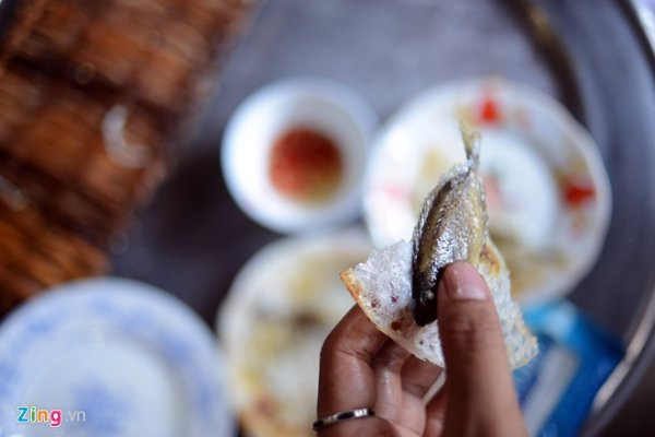 Ăn cá nguyên con, còn ruột bạn mới cảm nhận được cái dai dai, ngọt bùi xen lẫn chút đắng của mật cá. Ảnh: Zing.