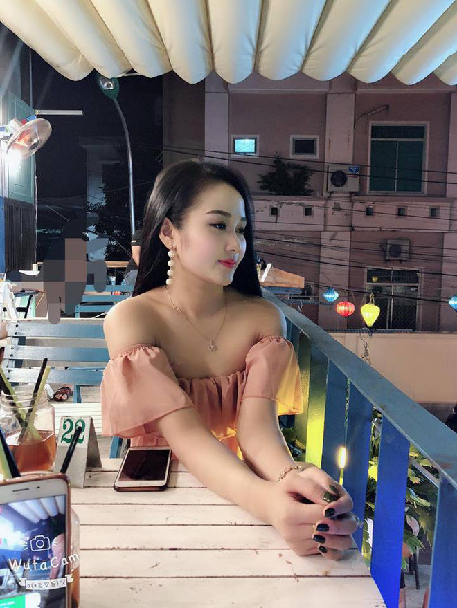 Kiểu váy trễ vai bánh bèo giúp cô khoe làn da trắng nõn nà.