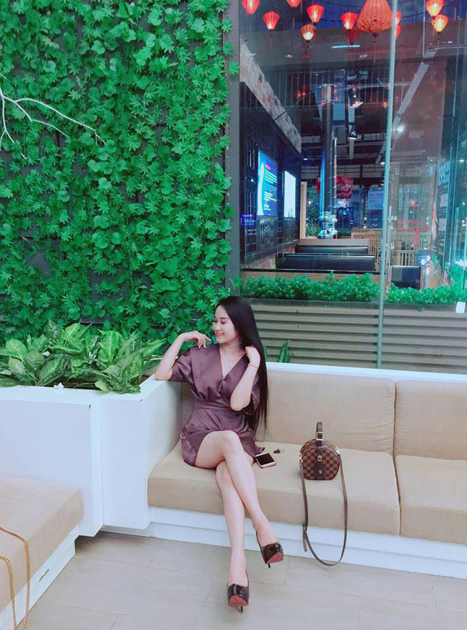 Cô diện bộ jumpsuit cổ chữ V sang chảnh.