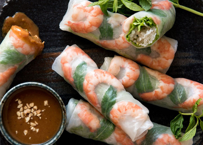 Hồi tháng 3, tờ CNN xếp vào danh sách những món ngon nhất thế giới, trong đó có gỏi cuốn Việt Nam. Món gỏi cuốn gồm có thịt luộc, rau thơm, bún được gói trong bánh tráng. Hương vị đặc biệt của rau thơm khiến món ăn trở nên đặc biệt và được chấm với nước chấm chua ngọt kèm lạc rang giã nhỏ.