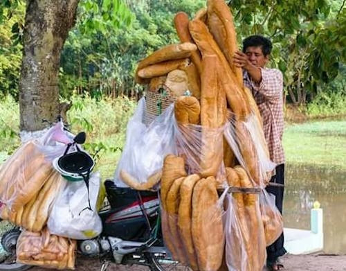 Hồi tháng 9, trang tin Brightside đã bình chọn những món ăn kỳ lạ nhất thế giới năm 2018, trong đó có bánh mì khổng lồ ở An Giang. Loại bánh này hấp dẫn mọi người không chỉ bởi kích thước khủng mà còn ở độ giòn, đặc ruột và thơm lừng.
