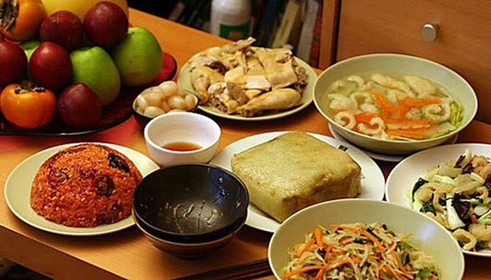 Ngày Tết, các món ăn trong gia đình đều có nhiều chất béo và đường vì thế rất dễ tăng cân nếu bạn không kiểm soát được lượng thực phẩm dung nạp vào cơ thể.
