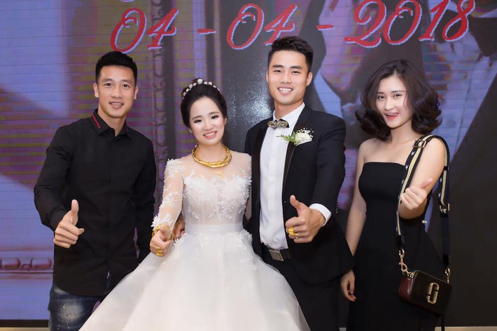 Khi đi đám cưới bạn, cặp đôi Huy Hùng - Thùy Dương chọn trang phục cùng tông đen.