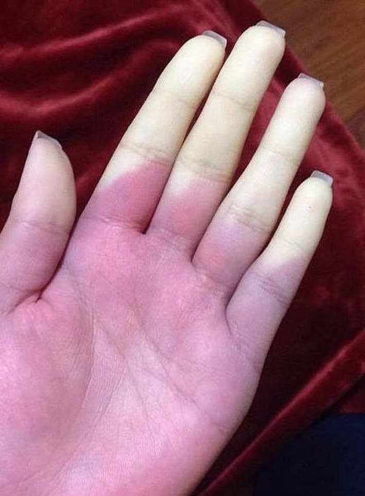 Khi mà đôi tay cũng "nhuộm" màu của rượu vang đỏ từ khi chào đời.