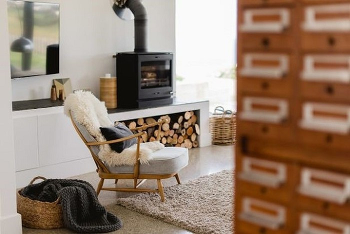 Tận hưởng cảm giác ấm áp một mình: Bạn có thể đọc một cuốn sách hay xem một số album ảnh cũ, thưởng thức ánh sáng qua cửa sổ. Cho phép bản thân một số thời gian tĩnh lặng để có thể nghỉ ngơi và phục hồi bản thân.