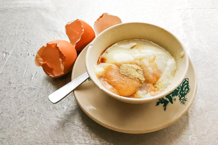 Trứng chần: Trứng sẽ được đựng trong một chiếc chén nhỏ có rắc thêm chút tiêu bên trên rồi đem đi hấp. Món trứng kiểu nầy phải ở dạng lòng đào, phần lòng trắng vẫn còn dẻo và lòng đỏ thì sánh đặc, khi ăn chỉ cần cho thêm một chút nước tương nữa là hoàn hảo.