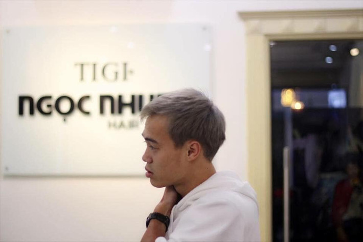 Trên trang cá nhân, Văn Toàn đăng bức ảnh khoe mái tóc mới kèm theo chú thích: “Thay đổi một chút để trở lại và lợi hại hơn xưa Toàn nhỉ”. Ảnh: Đỗ Danh Ngọc.