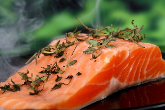 Cá chứa dầu như cá hồi, cá ngừ, cá cơm và cá bơn, là nguồn cung cấp axit béo omega 3 dồi dào, giúp tái tạo tế bào và giữ nồng độ cholesterol trong máu ổn định.