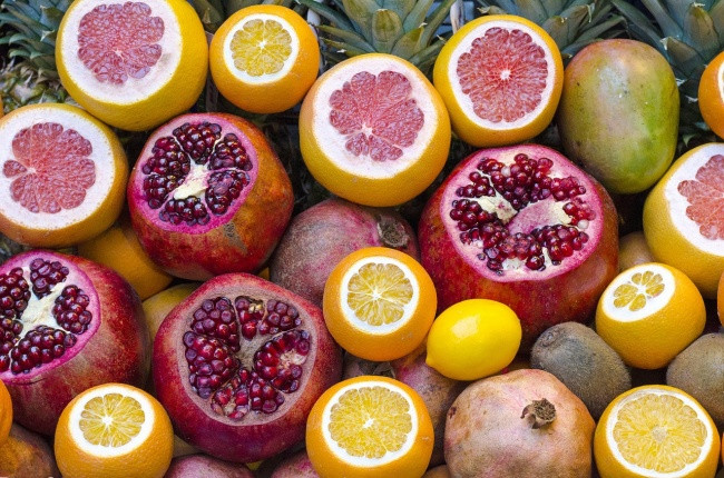Trái cây có múi là nguồn cung cấp vitamin C và acid folic dồi dào, giúp giảm nồng độ cholesterol và acid uric trong máu. Uống nước chanh thường xuyên giúp bạn thải độc cơ thể, cảm thấy khỏe mạnh và làn da rạng rỡ hơn.