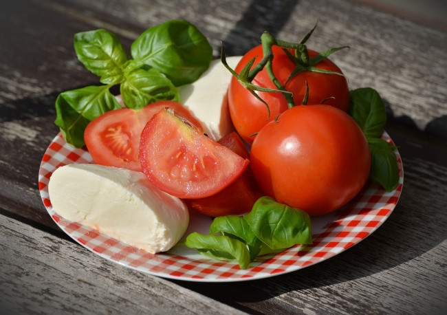 Cà chua giàu vitamin A, vitamin C và axit folic. Đặc biệt, chất lycopene có trong quả cà chua chín, giúp bảo vệ da chống lại tia cực tím.