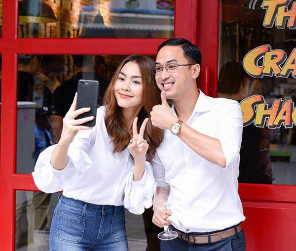 Cả hai cùng tạo dáng trẻ trung trong áo sơ mi trắng và quần jean.
