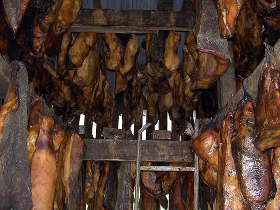 Hakarl, Iceland: Thịt cá mập để thối rữa tự nhiên trong 6 tuần, sau đó cắt phơi khô suốt 4 tháng, nó có mùi amoniac rất mạnh, vị rất khó ăn. Khi ăn chỉ cần cạo sạch phần bị mốc, đập đập và xem như là món ăn nhẹ.