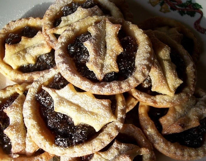 Bên cạnh gà tây, bánh Mince pies được làm từ hỗn hợp trái cây và thịt bò là món ăn không thể thiếu của người Anh trong ngày lễ Giáng sinh.
