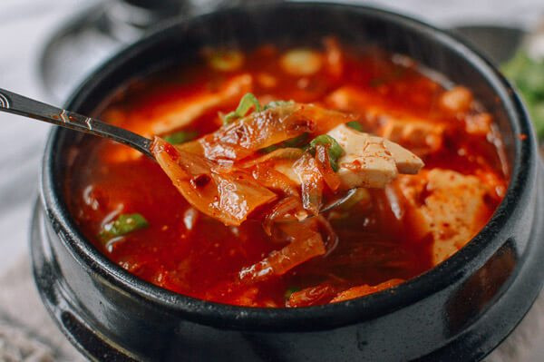 Nhắc đến những món lẩu Hàn Quốc không thể bỏ qua lẩu nấm kim chi. Đây là món ăn truyền thống với hương vị cay nồng, được ưa chuộng trong mùa đông Hàn Quốc. Ảnh: Thewoksoflife.