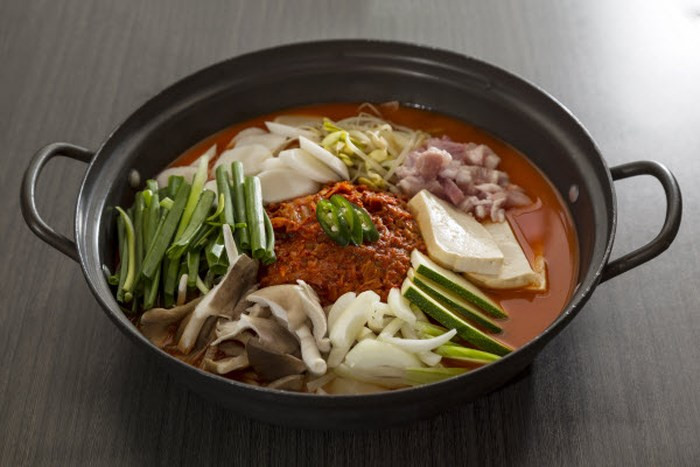 Lẩu thịt bò Sogogi jeongol được ưa chuộng bởi độ bổ dưỡng và mùi vị thơm ngon. Món lẩu bao gồm thịt bò ngon, cá cơm, tảo biển. Ảnh: Restaurant Websites.