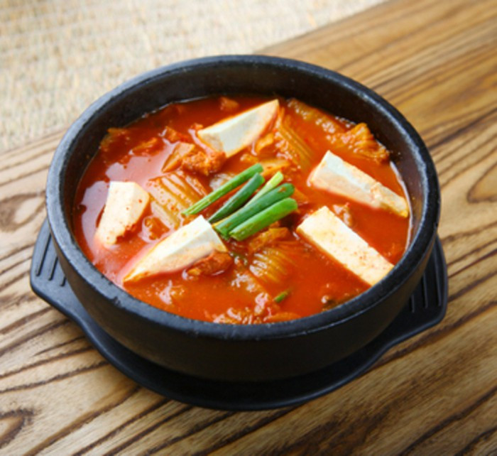 Nước dùng cho món lẩu kim chi của quê hương ông Park ngon nhất là nước dùng gà. Phần gốc kim chi cải thảo cho vào nấu trong nước dùng, phần còn lại cắt khúc vừa ăn để nhúng. Các đồ nhúng bao gồm thịt ba chỉ, mực, cá, ghẹ, ngạo....Ảnh: Japan Centre.