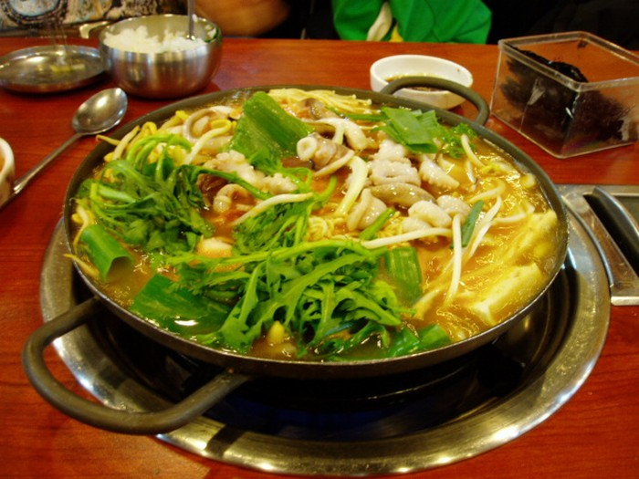 Trong đó, lẩu bạch tuộc Nakji jeongol hấp dẫn thực khách bởi sự góp mặt của bạch tuộc, tôm và nhiều gia vị cay nồng, điển hình là hạt tiêu. Ảnh: Wikimedia.
